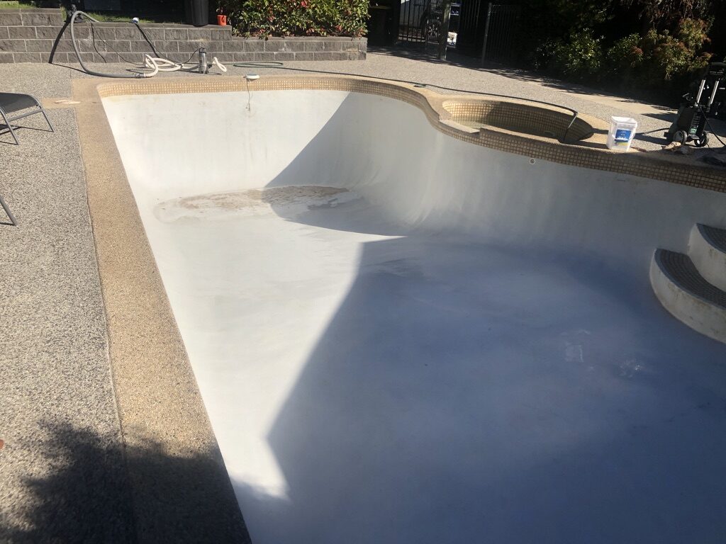 Faded, worn fibreglass pool before restoration